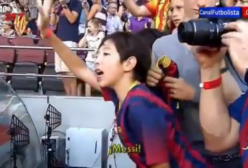 Video: Fan nhí khóc vì được Gerard Pique tặng áo